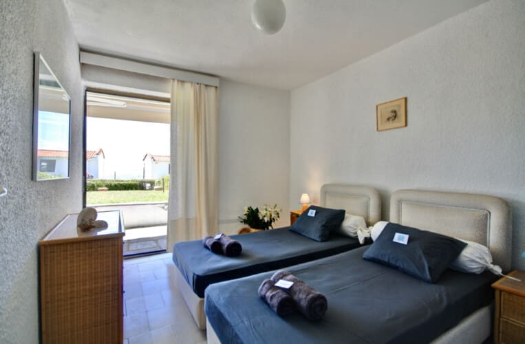 Bedroom with two single beds
