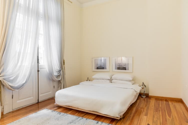 Bedroom with queen size bed