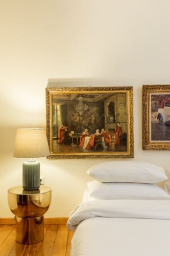 Bedroom with decoration details