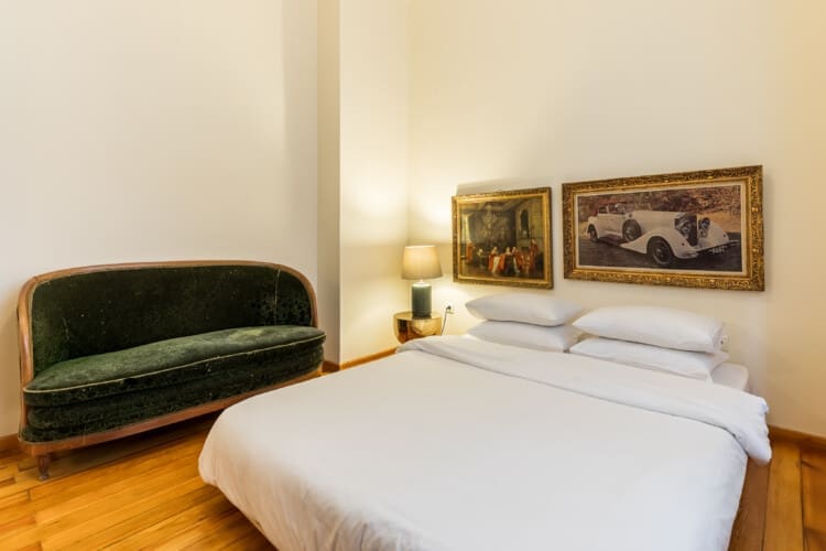 Bedroom with queen size bed