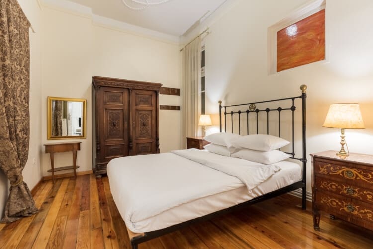 Bedroom with queen size bed