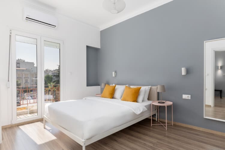 Bedroom with queen size bed