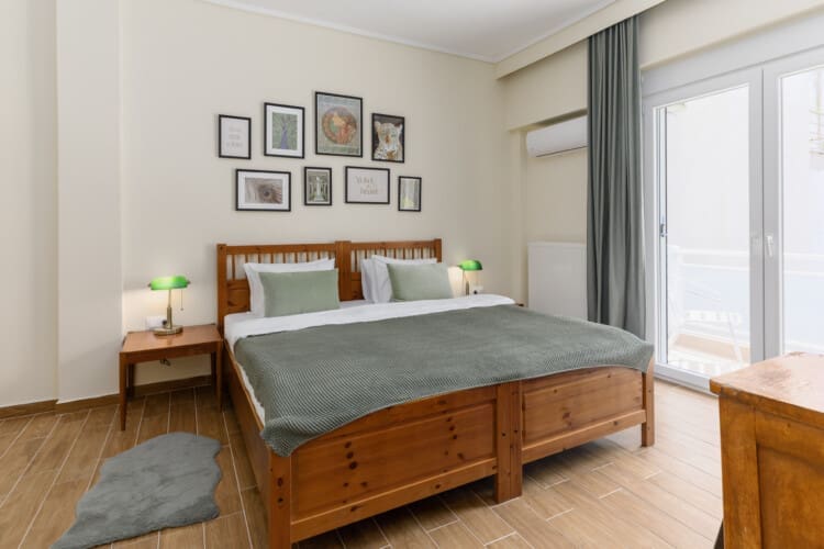 Master bedroom with queen size bed