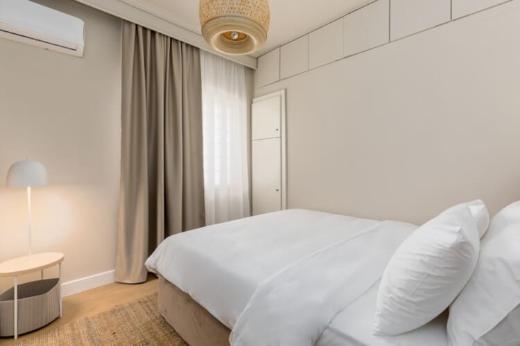 Bedroom with queen size bed